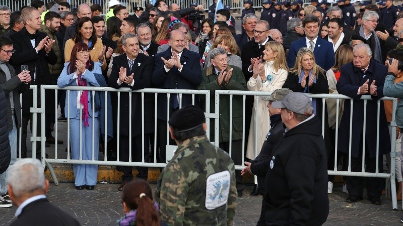Ex combatientes de Malvinas de todo el país desfilaron en Rosario por el Día de la Bandera.