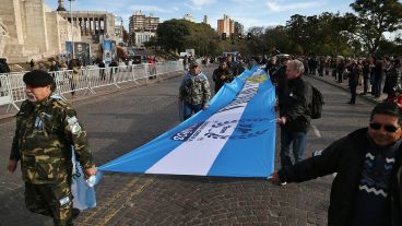 Ex combatientes de Malvinas de todo el país desfilaron en Rosario por el Día de la Bandera.