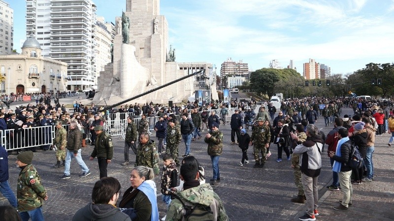 Ex combatientes de Malvinas de todo el país desfilaron en Rosario por el Día de la Bandera.