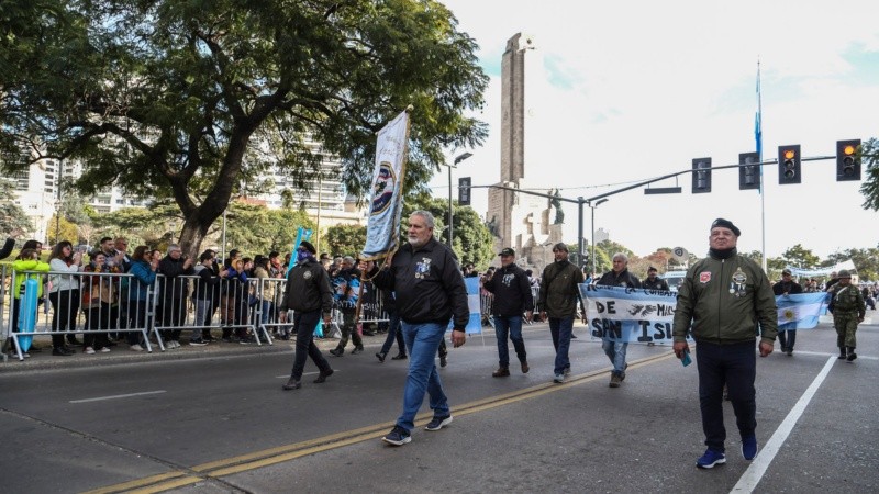 El desfile de los ex combatientes por la avenida Belgrano.