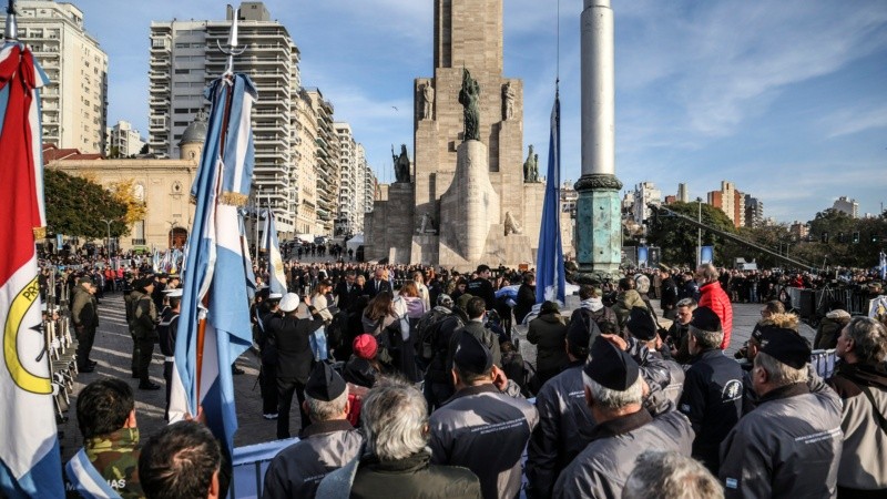 El acto oficial en el Monumento a la Bandera. 