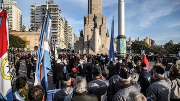 El acto oficial en el Monumento a la Bandera.