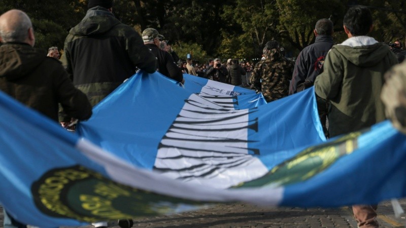 Ex combatientes de Malvinas de todo el país desfilaron en Rosario por el Día de la Bandera.