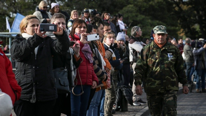 Ex combatientes de Malvinas de todo el país desfilaron en Rosario por el Día de la Bandera.