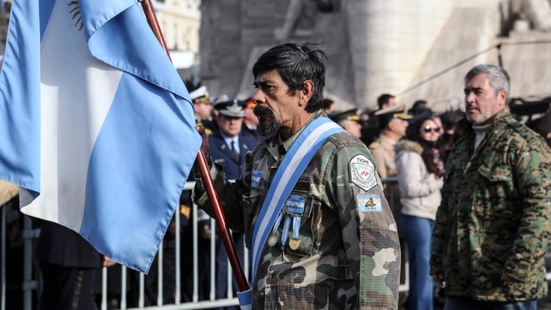 Ex combatientes de Malvinas de todo el país desfilaron en Rosario por el Día de la Bandera.