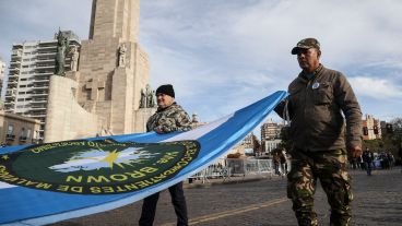 Ex combatientes de Malvinas de todo el país desfilaron en Rosario por el Día de la Bandera.