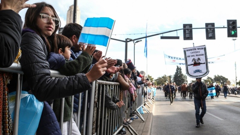 Ex combatientes de Malvinas de todo el país desfilaron en Rosario por el Día de la Bandera.