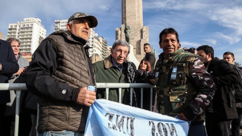Ex combatientes de Malvinas de todo el país desfilaron en Rosario por el Día de la Bandera.