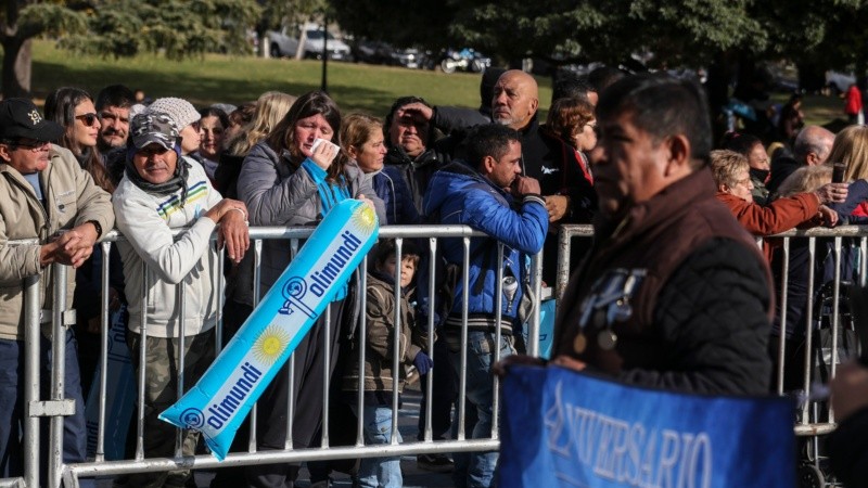Ex combatientes de Malvinas de todo el país desfilaron en Rosario por el Día de la Bandera.