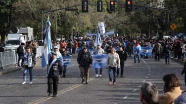 Ex combatientes de Malvinas de todo el país desfilaron en Rosario por el Día de la Bandera.