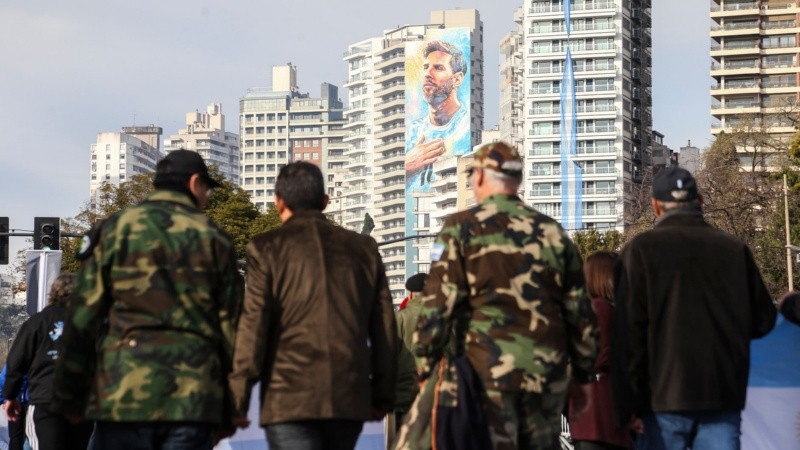 Ex combatientes de Malvinas de todo el país desfilaron en Rosario por el Día de la Bandera.