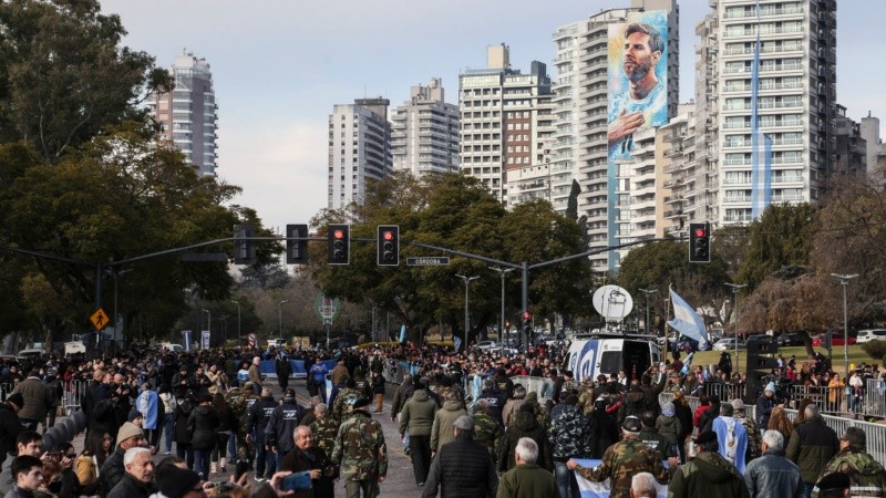 Ex combatientes de Malvinas de todo el país desfilaron en Rosario por el Día de la Bandera.