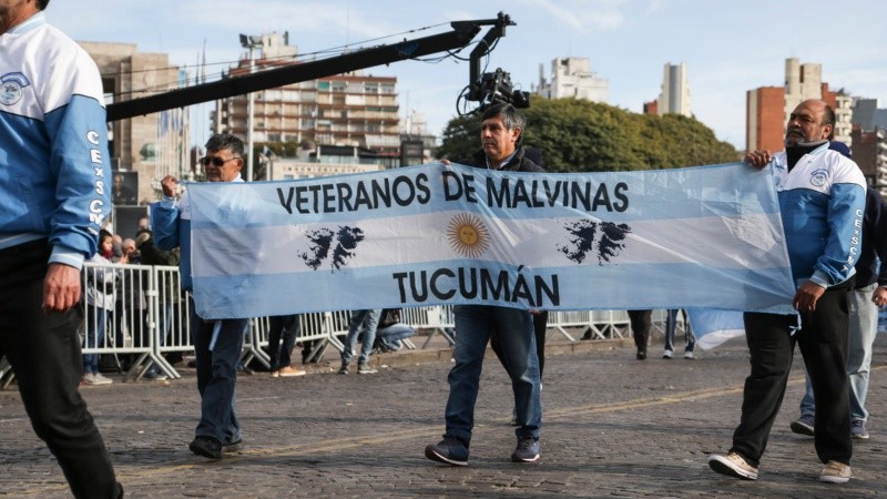 Ex combatientes de Malvinas de todo el país desfilaron en Rosario por el Día de la Bandera.