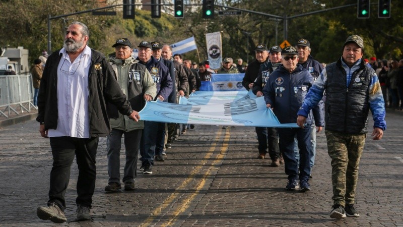 Ex combatientes de Malvinas de todo el país desfilaron en Rosario por el Día de la Bandera.