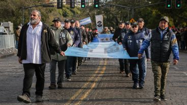 Ex combatientes de Malvinas de todo el país desfilaron en Rosario por el Día de la Bandera.