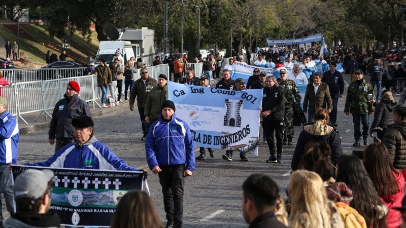 Ex combatientes de Malvinas de todo el país desfilaron en Rosario por el Día de la Bandera.