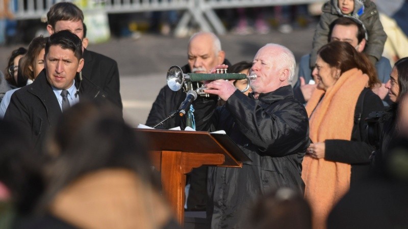 Oscar Tabárez hizo sonar en el Monumento la trompeta con la que despertaba a los soldados en Malvinas.