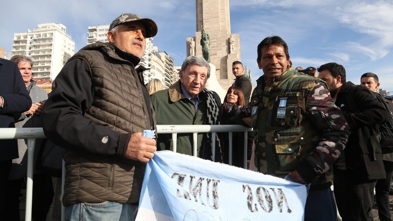 Luis Landriscina junto a excombatientes de Malvinas.