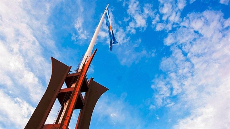 Sesenta metros de altura, sostenidos por cuatro bloques de cemento de 20 metros.