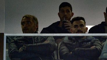 Carlos Tévez y el "Chapa" Retegui en uno de los palcos del estadio José Amalfitani.