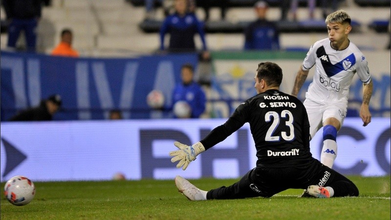 El arquero Gaspar Servio cometió un error grosero que posibilitó el primer gol de Vélez.