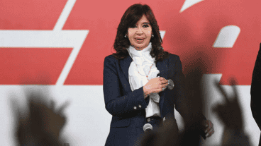 "La economía argentina produce dólares que se evaden bajo muchísimas formas como las importaciones", señaló.