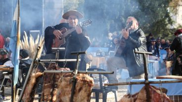 La competencia de asado a la estaca, una de las principales atracciones de la jornada.
