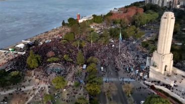 Mucha gente se concentró en la zona por la tarde frente al escenario.