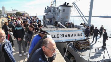 El ARA King frente al Monumento a la Bandera.