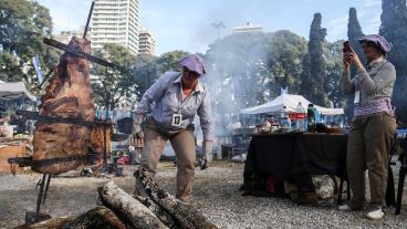 La competencia de asado a la estaca, una de las principales atracciones de la jornada.