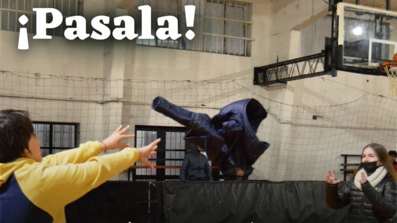 El profe de básquet inició la propuesta solidaria.