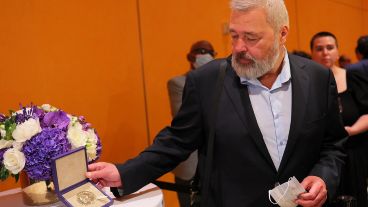 Muratov sostuvo durante la subasta que es necesario "ayudar a las personas que más sufren" por la guerra.