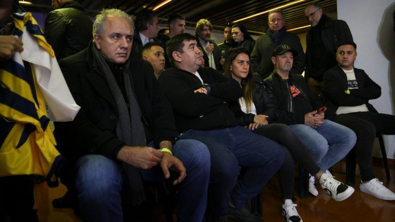 Vanesa, la esposa de Tevez, presente en la conferencia de prensa. 