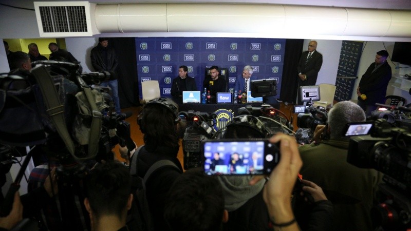 Muchos medios nacionales presenciaron la primera conferencia como DT de Tevez. 