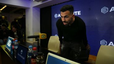 Tevez tuvo su primera conferencia como director técnico.