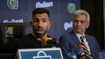 Tevez ante la atenta mirada de Carloni.