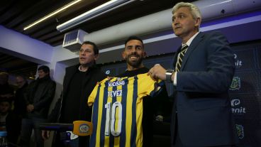 Tevez junto a Gordillo y Carloni antes de la conferencia.