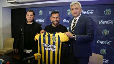 Tevez junto a Gordillo y Carloni posando con la casaca canalla.