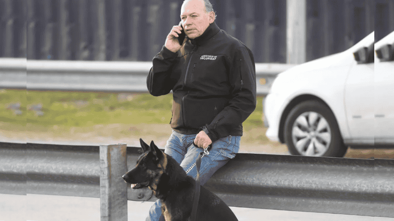 Berni llegó al piquete en helicóptero con su perra Bona.