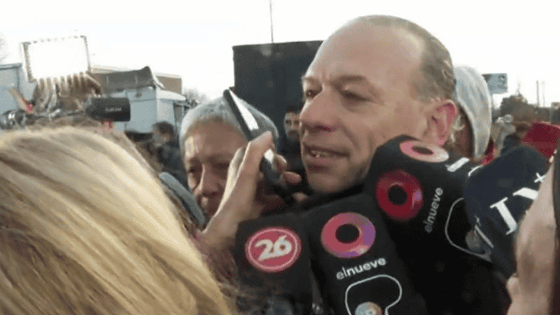 Berni llegó al piquete en helicóptero con su perra Bona.