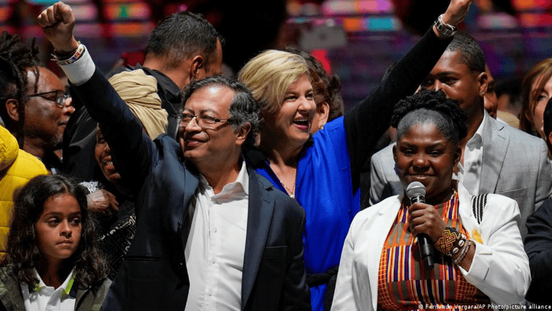 Petro y su vice Francia Márquez al imponerse en el balotaje.