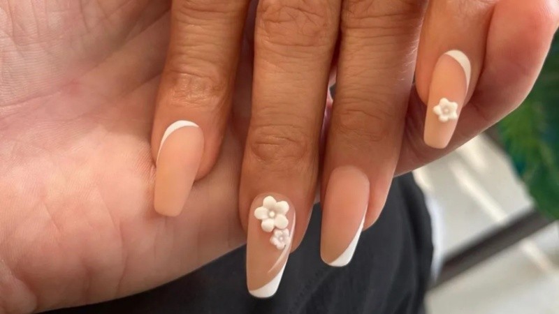 La cantante y actriz sorprendió con su nail art en la alfombra del Festival de Cine de Tribeca