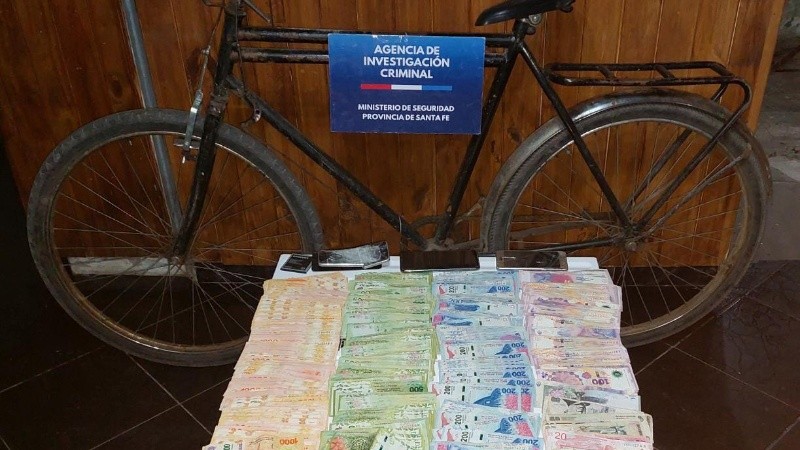 Billetes y bicicletas, parte de lo incautado.