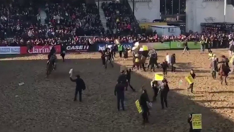 El recordado momento en que gauchos echaron a veganos de la Sociedad Rural de Buenos Aires