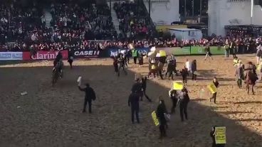 El recordado momento en que gauchos echaron a veganos de la Sociedad Rural de Buenos Aires