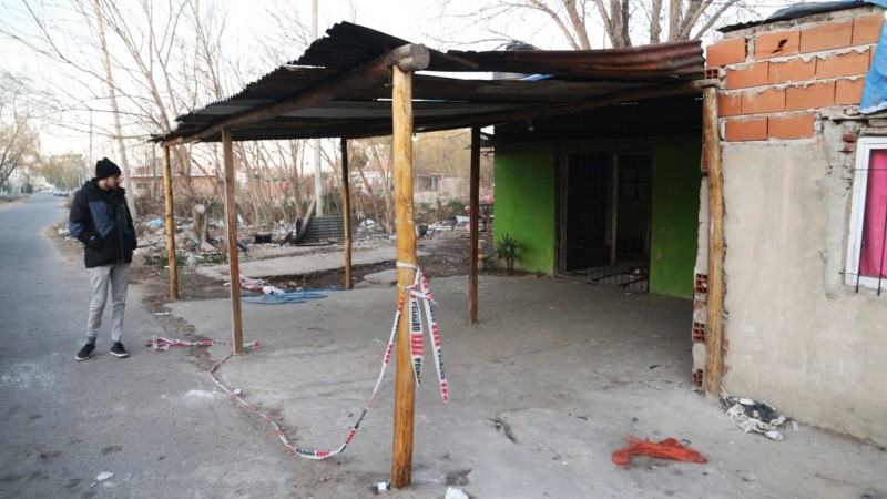 Las víctimas estaban cerca de la puerta de ingreso cuando fue el feroz ataque.