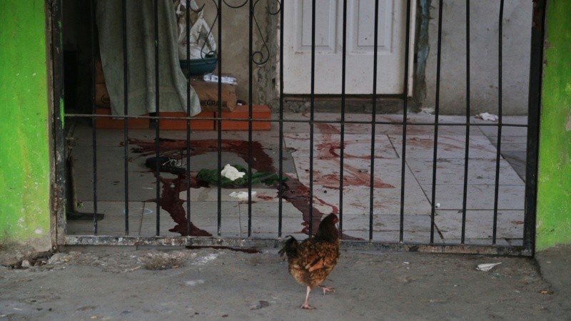 Las víctimas estaban cerca de la puerta de ingreso cuando fue el feroz ataque