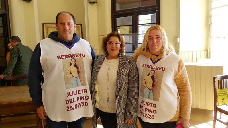 Los papás de Julieta junto a la fiscal del caso.