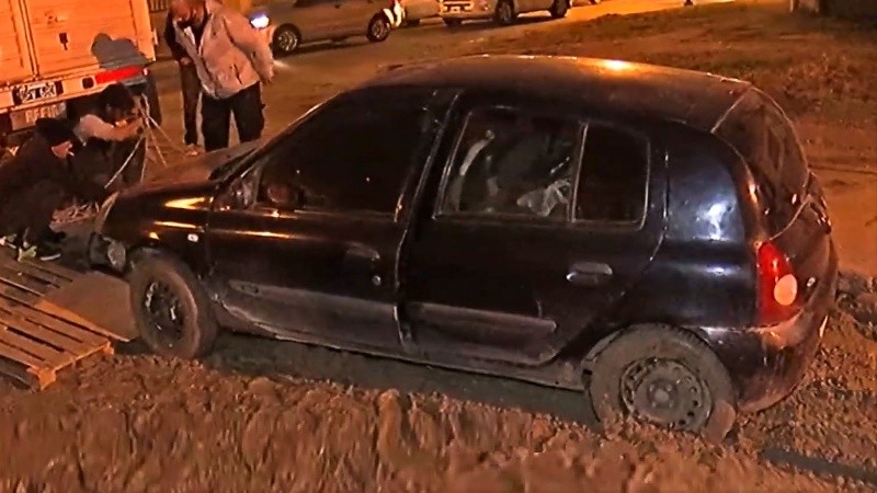 El conductor del coche no vio la obra y terminó así.