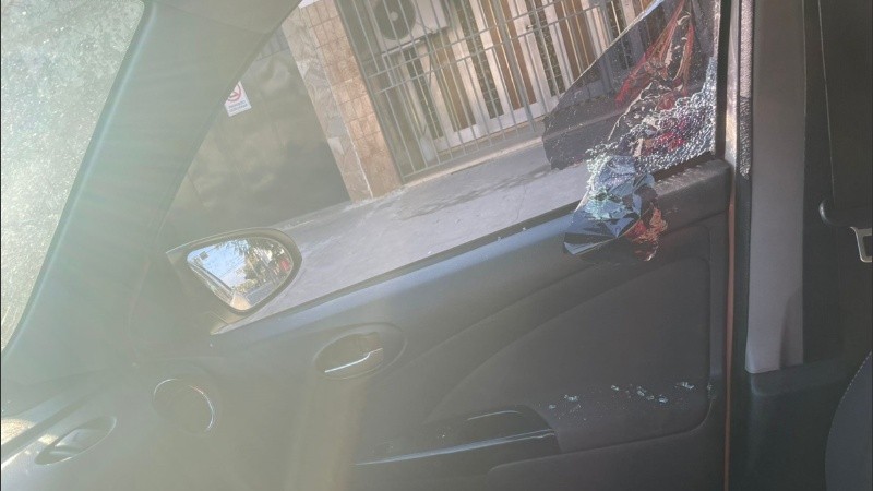 La ventanilla del auto de Nicole, asaltada con la misma modalidad. 